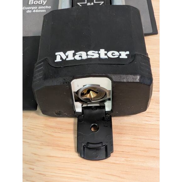 Master Lock Level 8 Max Security 2 1/2" Keyed Outdoor Padlock Covered & 2 Keys - Picture 2 of 3